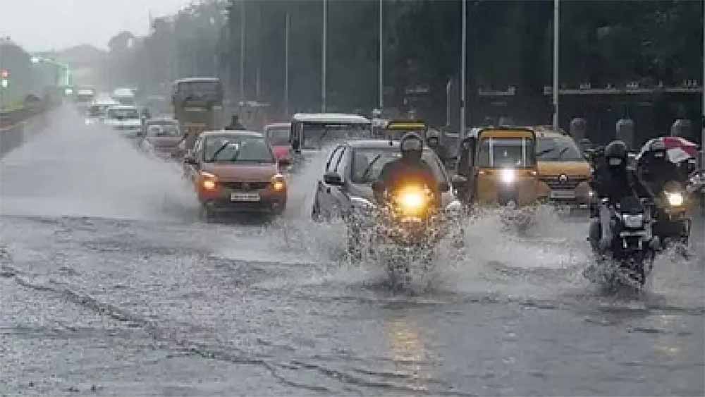 महाराष्ट्र के कई हिस्सों में भारी बारिश से आठ लोगों की मौत, तटीय जिलों में अलर्ट जारी महाराष्ट्र के कई हिस्सों में भारी बारिश से आठ लोगों की मौत, तटीय जिलों में अलर्ट जारी