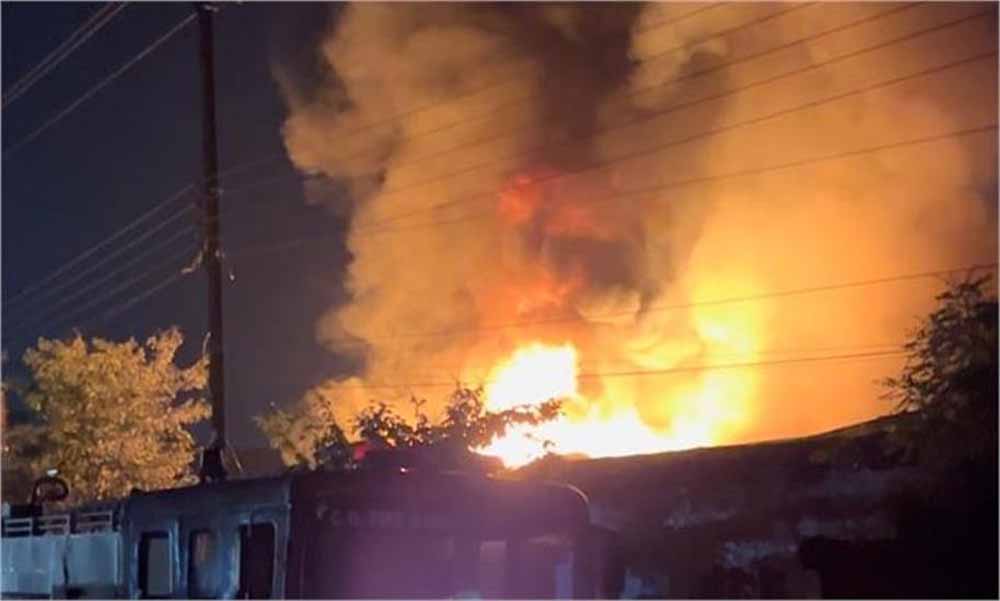 जमशेदपुर में बोरा गोदाम में लगी भीषण आग, मची अफरा-तफरी