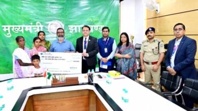 सीएम हेमंत ने शहीद हुए कांस्टेबल सुनील धान के परिजनों को 2.66 करोड़ रुपये की वित्तीय सहायता की प्रदान