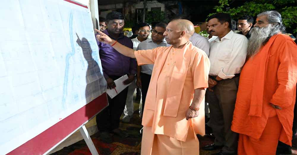 सीएम योगी निकले गोरखपुर की सड़कों पर, निर्माण कार्यों का लिया जायजा सीएम योगी निकले गोरखपुर की सड़कों पर, निर्माण कार्यों का लिया जायजा