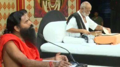 मोरारी बापू से मिले बाबा रामदेव और बोले- बापू महापुरुष, उनकी आलोचना उचित नहीं