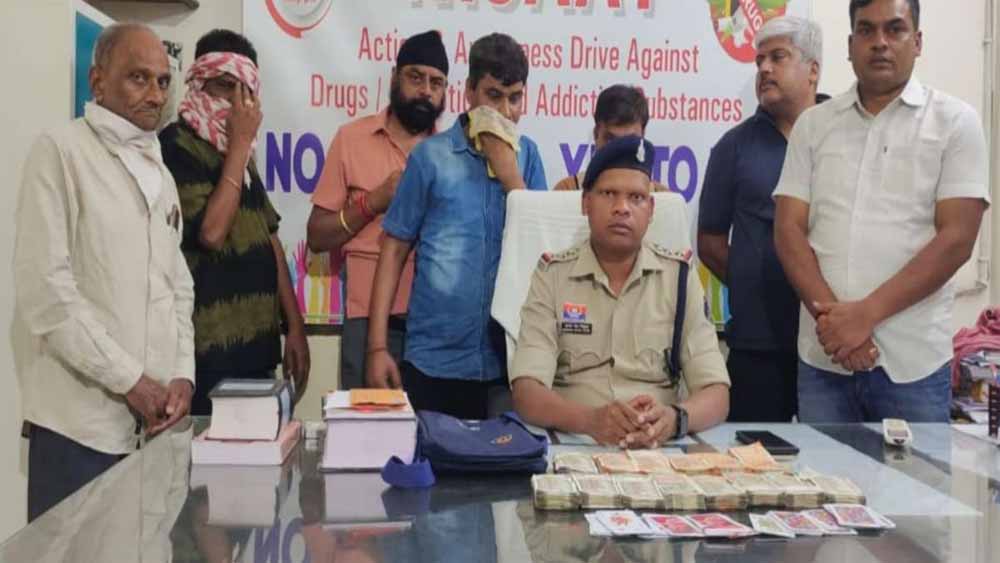 जुए खेलते पुलिस ने 6 लोगों  को रंगे हाथों किया गिरफ्तार