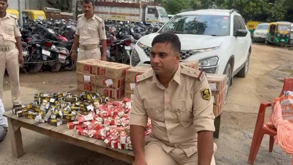नकली दरोगा बनकर शराब की खेप ले जा रहे शक्स को उत्पाद विभाग की टीम ने किया गिरफ्तार नकली दरोगा बनकर शराब की खेप ले जा रहे शक्स को उत्पाद विभाग की टीम ने किया गिरफ्तार