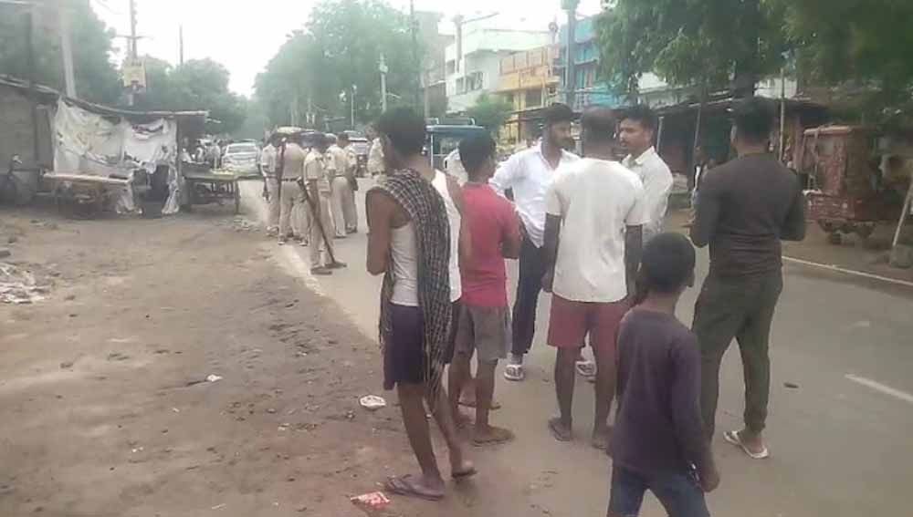 चोरी करने घर में घुसे युवक की पीट-पीटकर हत्या, इलाके में तनाव चोरी करने घर में घुसे युवक की पीट-पीटकर हत्या, इलाके में तनाव