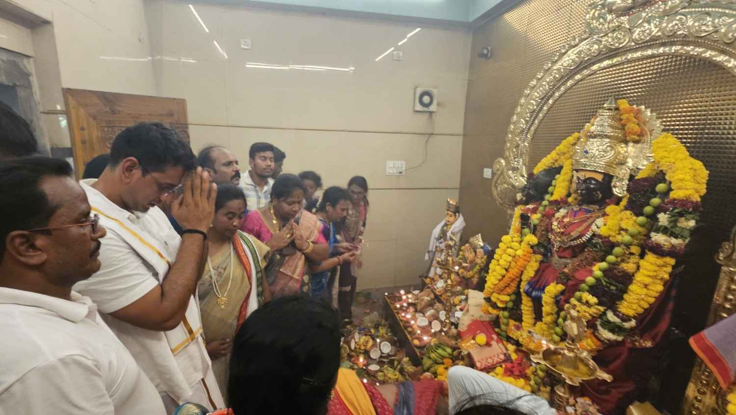 मेट्टूरु में सम्बरालु पूजन उत्सव में सम्मिलित हुए विधायक देवेंद्र यादव