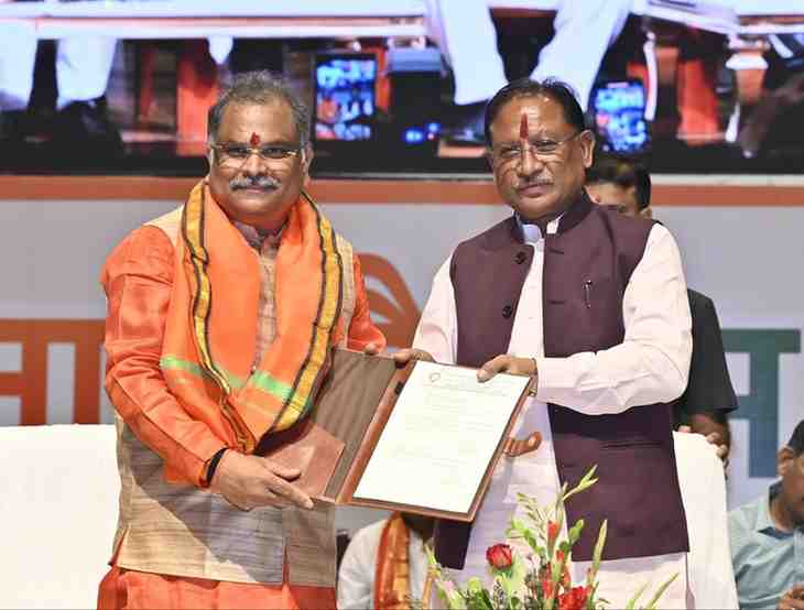 मुख्यमंत्री विष्णुदेव साय छत्तीसगढ़ स्टेट बेवरेजेस कॉर्पोरेशन के अध्यक्ष श्रीनिवास मद्दी के पदभार ग्रहण समारोह में हुए शामिल