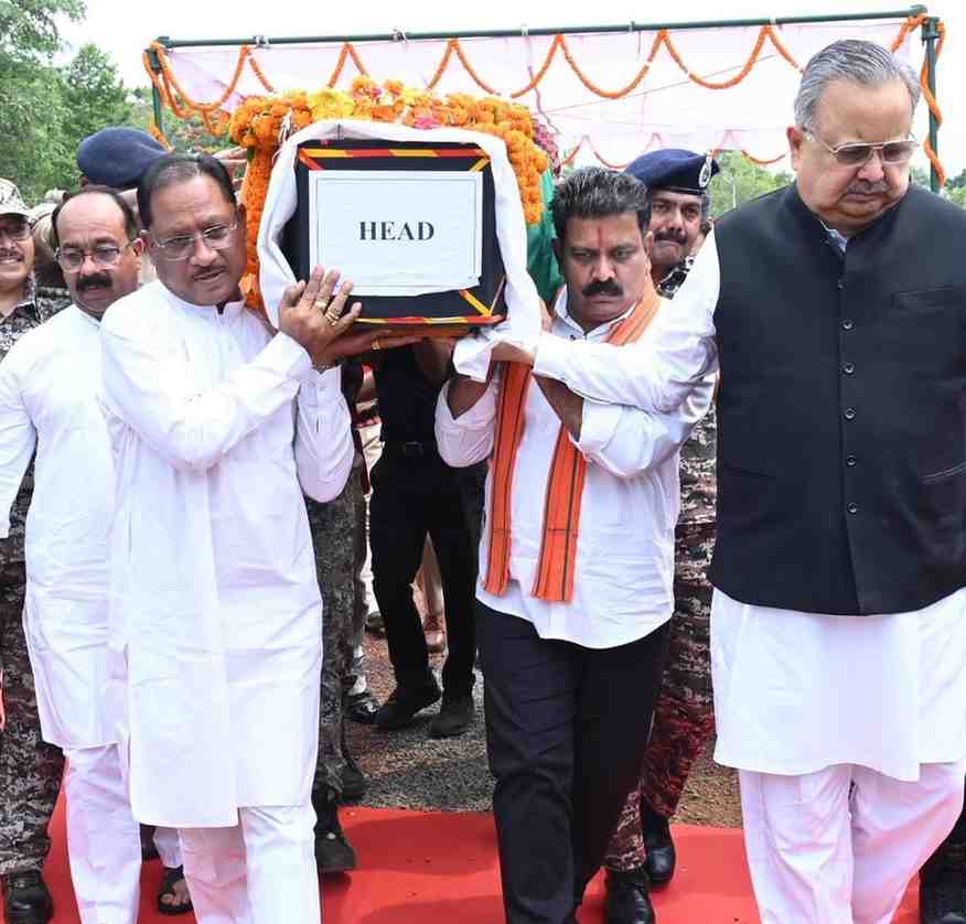 मुख्यमंत्री ने शहीद एएसपी आकाश राव गिरपुंजे को दी श्रद्धांजलि: पार्थिव शरीर को कंधा देकर दी अंतिम विदाई मुख्यमंत्री ने शहीद एएसपी आकाश राव गिरपुंजे को दी श्रद्धांजलि: पार्थिव शरीर को कंधा देकर दी अंतिम विदाई