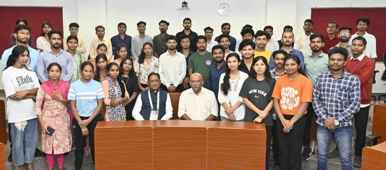दंतेवाड़ा के युवाओं की आत्मनिर्भरता की ओर प्रेरणादायक यात्रा,आईआईएम में उद्यमिता प्रशिक्षण से बदली जीवन की दिशा दंतेवाड़ा के युवाओं की आत्मनिर्भरता की ओर प्रेरणादायक यात्रा,आईआईएम में उद्यमिता प्रशिक्षण से बदली जीवन की दिशा