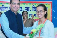 शासकीय स्कूल की छात्रा रही और एनईईटी क्वालिफाय करने वाली मेधावी टि्वंकल को विधायक रिकेश ने भेंट की प्रोत्साहन राशि