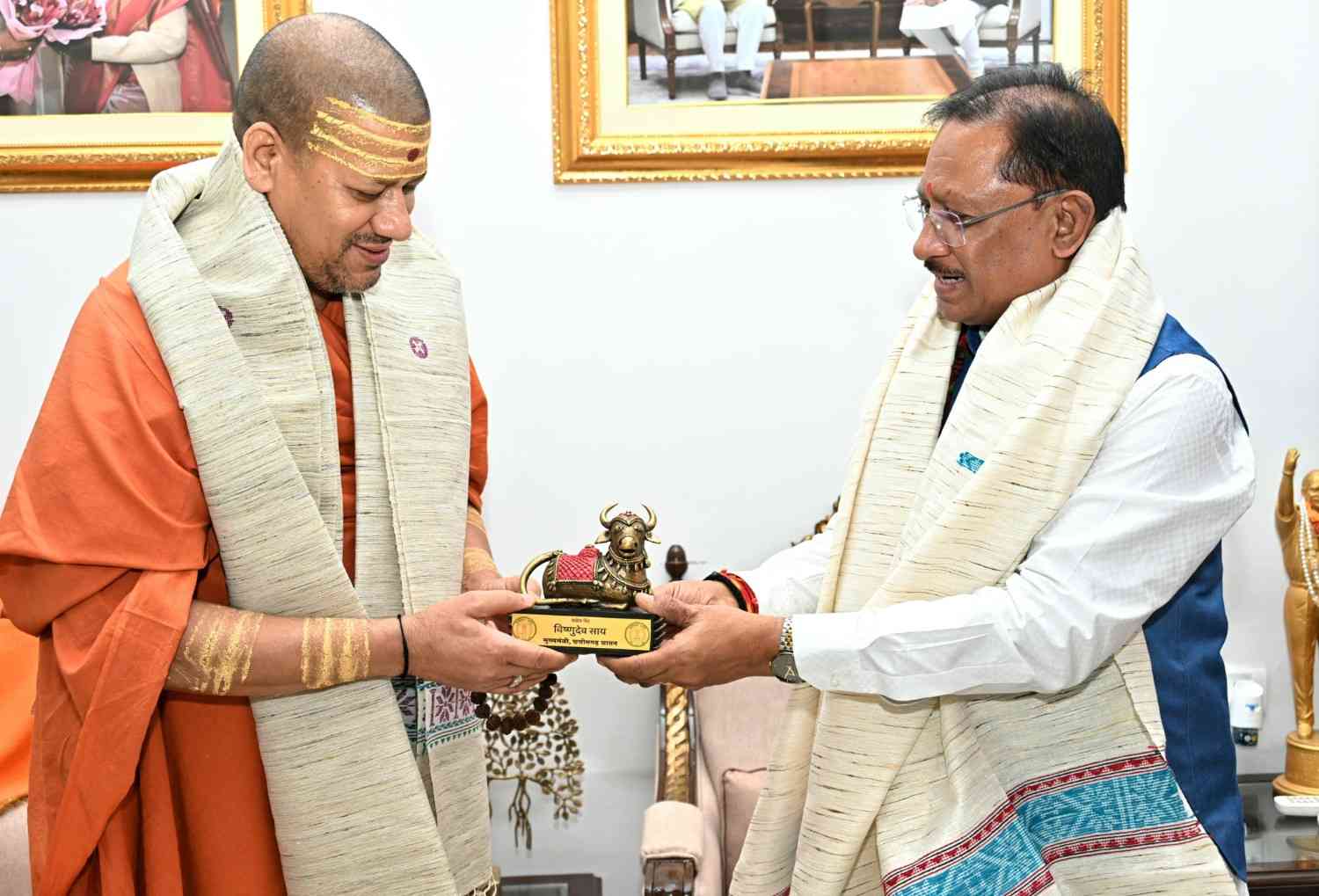 मुख्यमंत्री विष्णु देव साय से निरंजन पीठाधीश्वर महामंडलेश्वर डॉ. स्वामी कैलाशनंद गिरी जी महाराज ने की सौजन्य भेंट मुख्यमंत्री विष्णु देव साय से निरंजन पीठाधीश्वर महामंडलेश्वर डॉ. स्वामी कैलाशनंद गिरी जी महाराज ने की सौजन्य भेंट