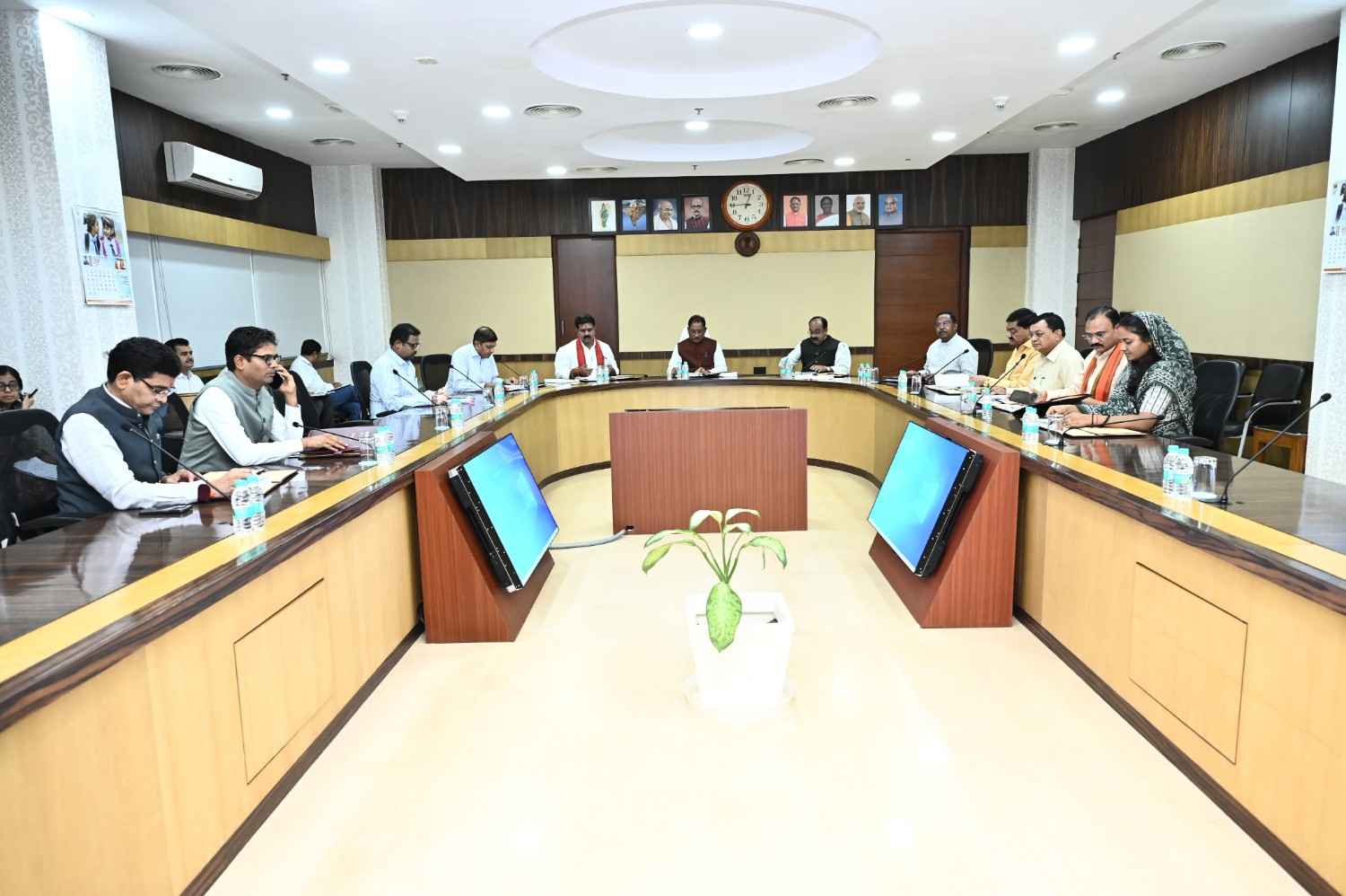 मुख्यमंत्री विष्णु देव साय की अध्यक्षता में मंत्रालय में आयोजित कैबिनेट की बैठक में अनेक महत्वपूर्ण निर्णय लिए गए मुख्यमंत्री विष्णु देव साय की अध्यक्षता में मंत्रालय में आयोजित कैबिनेट की बैठक में अनेक महत्वपूर्ण निर्णय लिए गए