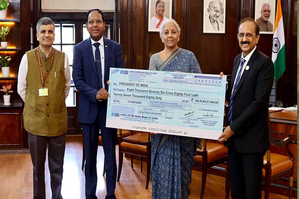 RBI के बाद SBI ने भी भरी सरकार की झोली, जानिए कितना दिया डिविडेंड RBI के बाद SBI ने भी भरी सरकार की झोली, जानिए कितना दिया डिविडेंड