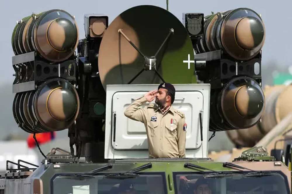 भारत के डर से रक्षा बजट 18% बढ़ाएगा पाक, आधी जनता गरीब, कर्ज लो, हथियार खरीदो भारत के डर से रक्षा बजट 18% बढ़ाएगा पाक, आधी जनता गरीब, कर्ज लो, हथियार खरीदो