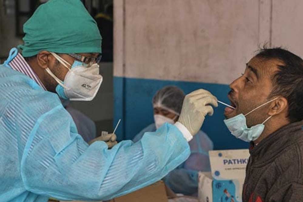 भारत में फिर तेजी से पैर पसार रहा कोरोना, एक्टिव केसों की संख्या 7000 के पास, अब तक 74 की मौत
