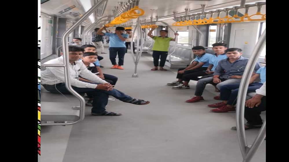 इंदौर मेट्रो में यात्रियों की संख्या 50% से ज्यादा गिरी, जानें वजहें इंदौर मेट्रो में यात्रियों की संख्या 50% से ज्यादा गिरी, जानें वजहें