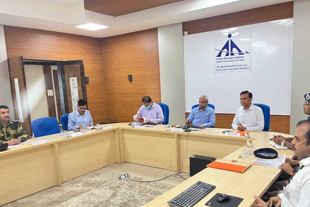 अहमदाबाद में प्लेन क्रेश होने के बाद इंदौर एयरपोर्ट के आसपास सुरक्षा व्यवस्था के लिए कडे़ कदम अहमदाबाद में प्लेन क्रेश होने के बाद इंदौर एयरपोर्ट के आसपास सुरक्षा व्यवस्था के लिए कडे़ कदम