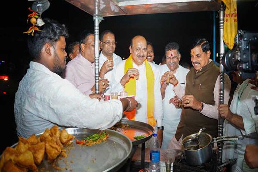 मुख्यमंत्री डॉ. यादव ने काफिला रोक कर शंकर चाट भंडार में पी चाय मुख्यमंत्री डॉ. यादव ने काफिला रोक कर शंकर चाट भंडार में पी चाय