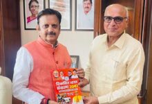 उप मुख्यमंत्री शुक्ल को सांसद डॉ. मिश्रा ने “विकसित भारत संकल्प-2047” पुस्तक भेंट की