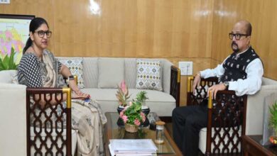 रायपुर : राज्यपाल  डेका से खाद्य नागरिक आपूर्ति विभाग के सचिव सुश्री कंगाले ने सौजन्य भेंट की
