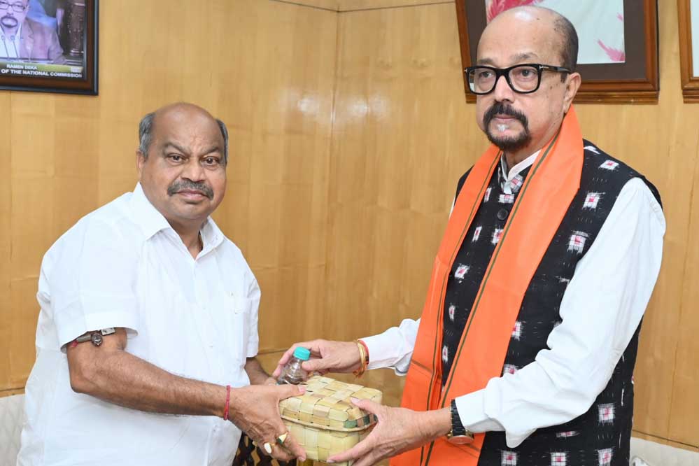 रायपुर : राज्यपाल श्री डेका को रथ यात्रा के लिए दिया गया न्योता रायपुर : राज्यपाल श्री डेका को रथ यात्रा के लिए दिया गया न्योता