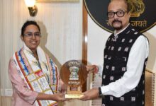 रायपुर : राज्यपाल श्री डेका ने आईएएस सुश्री पूर्वा अग्रवाल का किया सम्मान