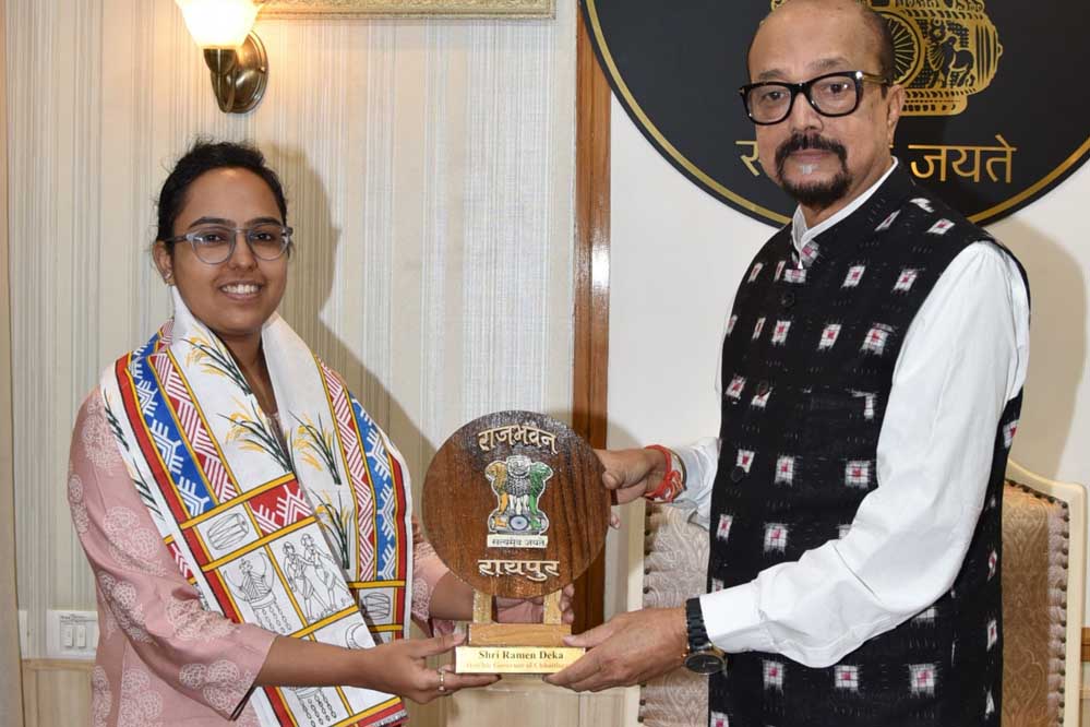 रायपुर : राज्यपाल श्री डेका ने आईएएस सुश्री पूर्वा अग्रवाल का किया सम्मान रायपुर : राज्यपाल श्री डेका ने आईएएस सुश्री पूर्वा अग्रवाल का किया सम्मान
