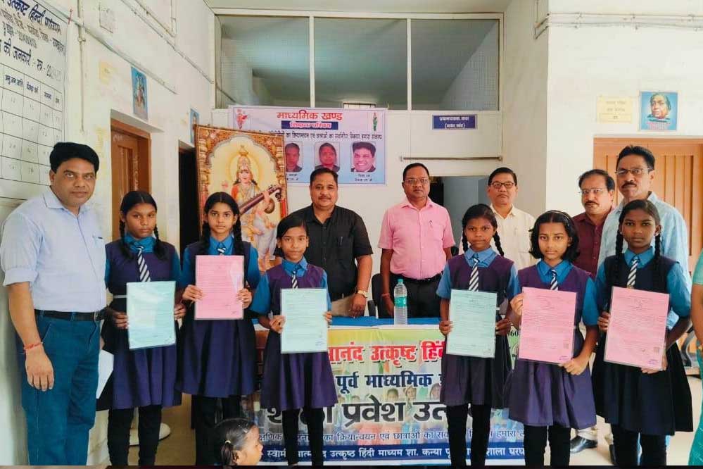 रायपुर : जून से खुले स्कूलों के पट, पहले दिन पहुंचे बच्चों का हुआ स्वागत रायपुर : जून से खुले स्कूलों के पट, पहले दिन पहुंचे बच्चों का हुआ स्वागत