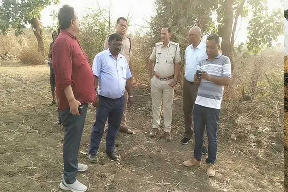 सागर जिले में प्रशासन ने बड़ी कार्रवाई, रसूखदार के कब्जे से आदिवासियों की 100 एकड़ जमीन की वापस करवाई सागर जिले में प्रशासन ने बड़ी कार्रवाई, रसूखदार के कब्जे से आदिवासियों की 100 एकड़ जमीन की वापस करवाई