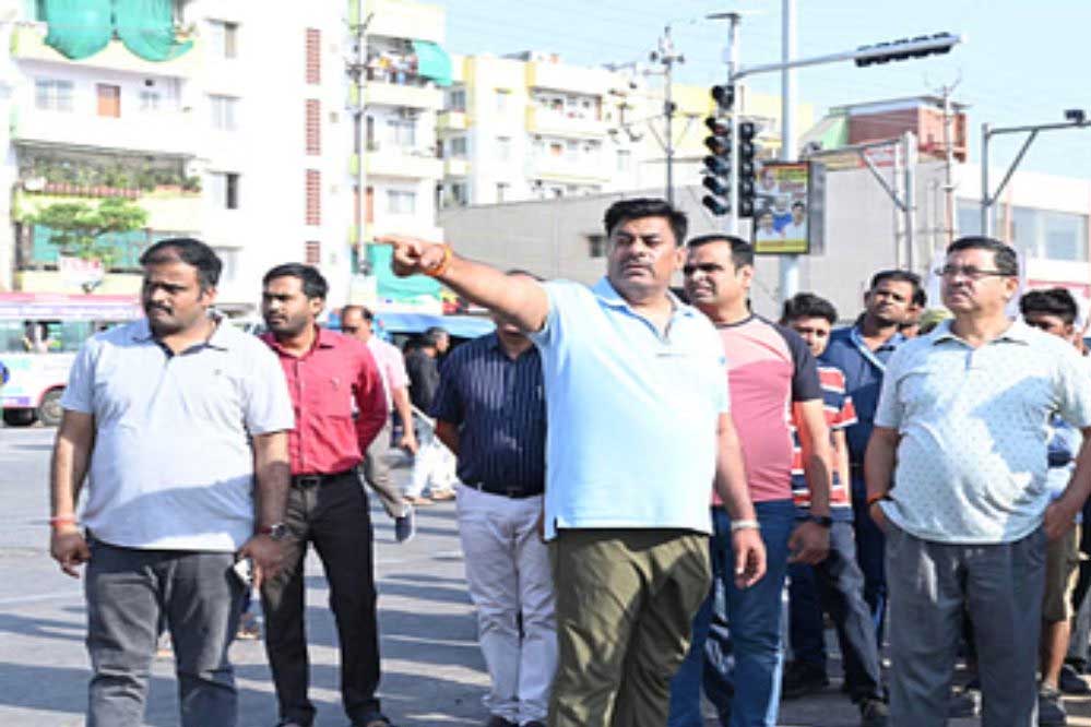 एक्शन में विधायक रामेश्वर शर्मा, जनता के बीच मैदान में उतरे, अफसरों के साथ विकास कार्यों का लिया जायजा एक्शन में विधायक रामेश्वर शर्मा, जनता के बीच मैदान में उतरे, अफसरों के साथ विकास कार्यों का लिया जायजा