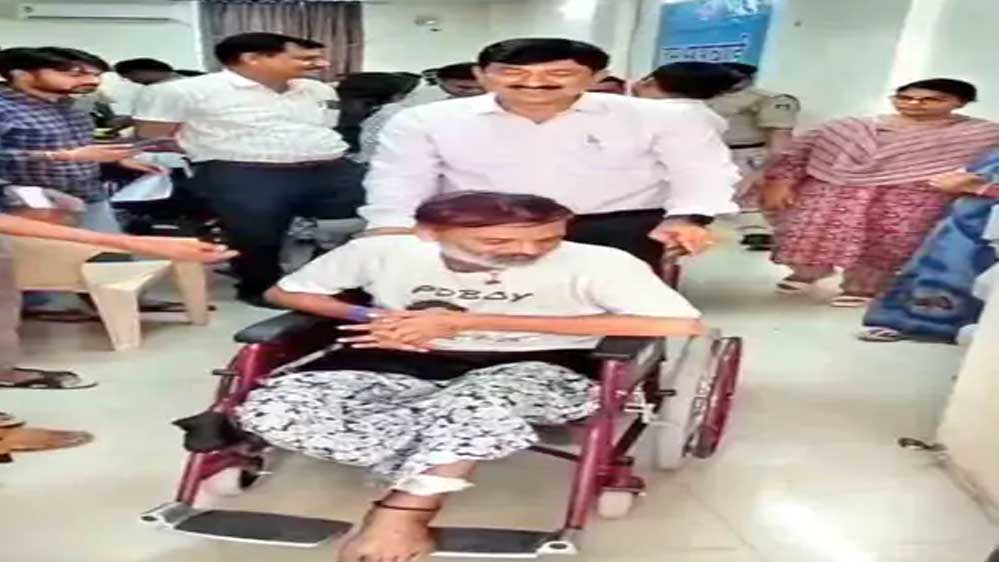 गुना कलेक्टर ने जीता दिल… दिव्यांग को नई व्हील चेयर पर बैठाकर भेजा, पेंशन भी शुरू कराई