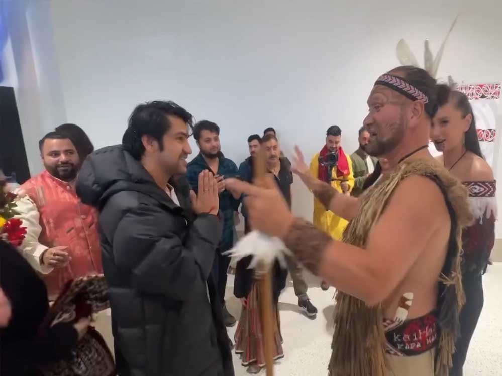 सात समुंदर पार न्यूजीलैंड में बाबा बागेश्वर के दीवाने हुए भक्त, शास्त्री का महिलाओं ने किया अनोखा स्वागत सात समुंदर पार न्यूजीलैंड में बाबा बागेश्वर के दीवाने हुए भक्त, शास्त्री का महिलाओं ने किया अनोखा स्वागत