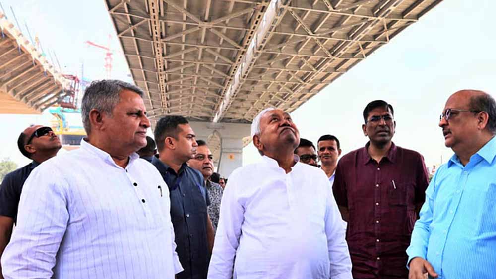 मुख्यमंत्री नीतीश कुमार ने हाजीपुर और पटना को जोड़ने वाले निर्माणाधीन फोरलेन पुल का किया निरीक्षण