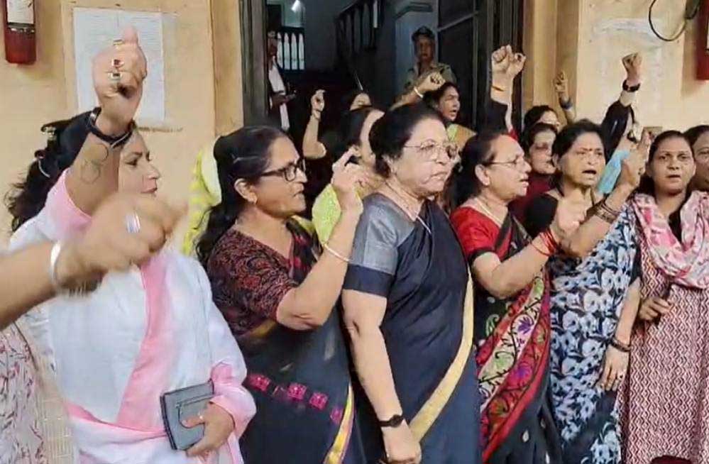 इंदौर भाजपा महिला मोर्चा ने कमिश्नर ऑफिस के सामने किया प्रदर्शन, कांग्रेस पार्षद कादरी को बर्खास्त करने की मांग इंदौर भाजपा महिला मोर्चा ने कमिश्नर ऑफिस के सामने किया प्रदर्शन, कांग्रेस पार्षद कादरी को बर्खास्त करने की मांग
