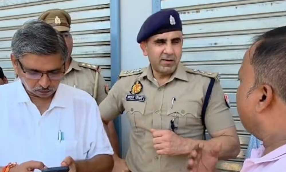 संभल : CO अनुज चौधरी के अल्टीमेटम के बाद हरकत में आए लोग, खुद ही तोड़ने लगे मस्जिद संभल : CO अनुज चौधरी के अल्टीमेटम के बाद हरकत में आए लोग, खुद ही तोड़ने लगे मस्जिद