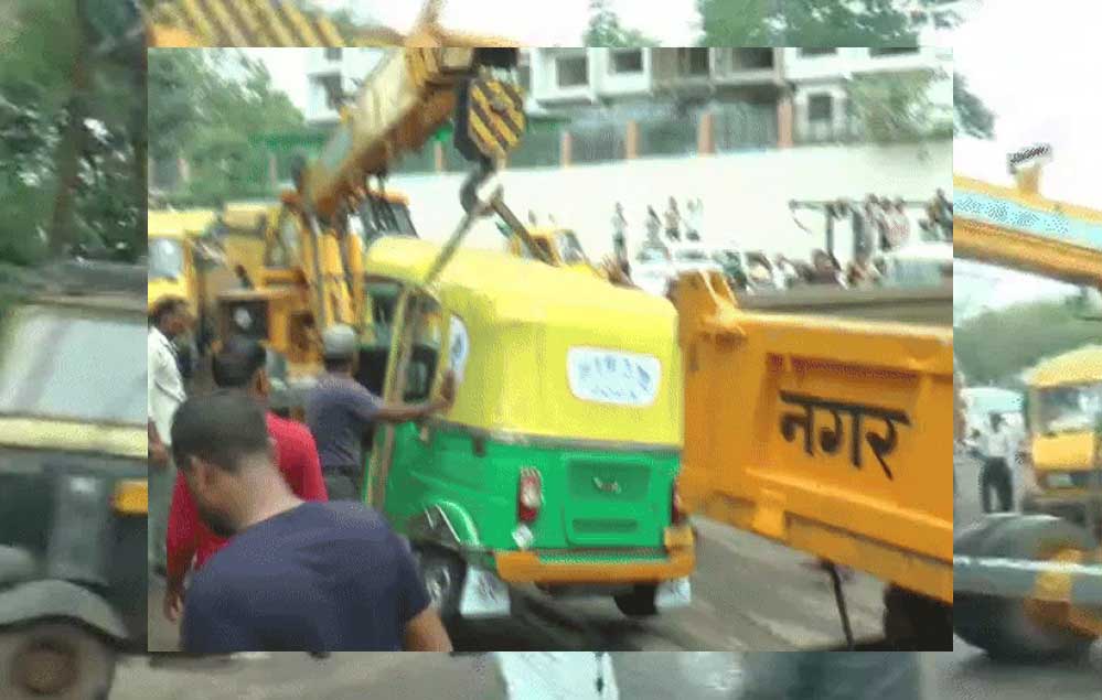 भोपाल सड़कों पर सालों से खड़े कंडम वाहन किए जब्त, अवैध तरीके से खड़ी लग्जरी गाड़ियां क्रेन से खींची