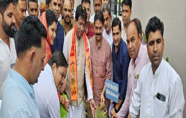 प्रभारी मंत्री श्रीमती कृष्णा गौर ने विधायक गोपालसिंह इंजीनियर के साथ जावर में बन रहे सांदीपनि सीएम राइज स्कूल के भवन का किया निरीक्षण