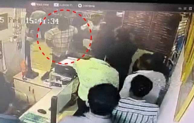 जबलपुर में कांग्रेस नेता ने हॉस्पिटल में घुसकर स्टाफ के साथ की मारपीट जबलपुर में कांग्रेस नेता ने हॉस्पिटल में घुसकर स्टाफ के साथ की मारपीट