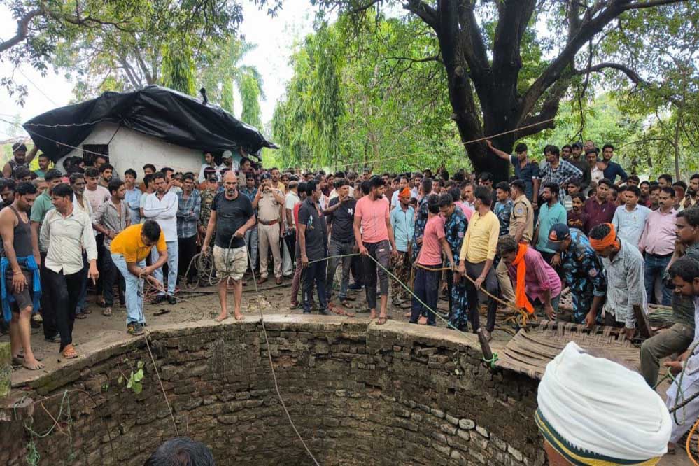 गुना : कुएं में जहरीली गैस होने से 5 लोगों की मौत, इलाके में हड़कंप गुना : कुएं में जहरीली गैस होने से 5 लोगों की मौत, इलाके में हड़कंप
