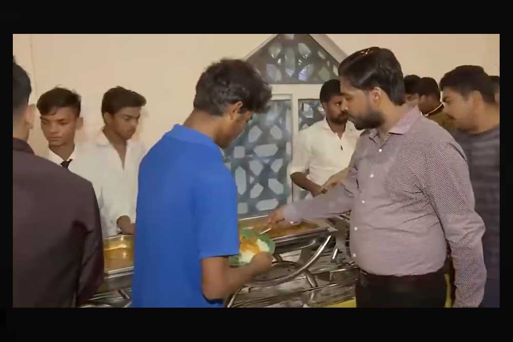 आज खान सर ने पटना में लड़कों को दी अपनी शादी की पार्टी, परोसे ‘एक सौ छप्पन भोग’ आज खान सर ने पटना में लड़कों को दी अपनी शादी की पार्टी, परोसे ‘एक सौ छप्पन भोग’