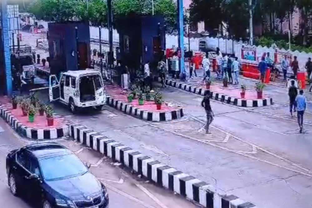सीहोर :अमलाहा टोल प्लाजा पर गाड़ी मालिकों और टोल कर्मचारियों के बीच मारपीट, 10 से ज्यादा लोगों पर FIR