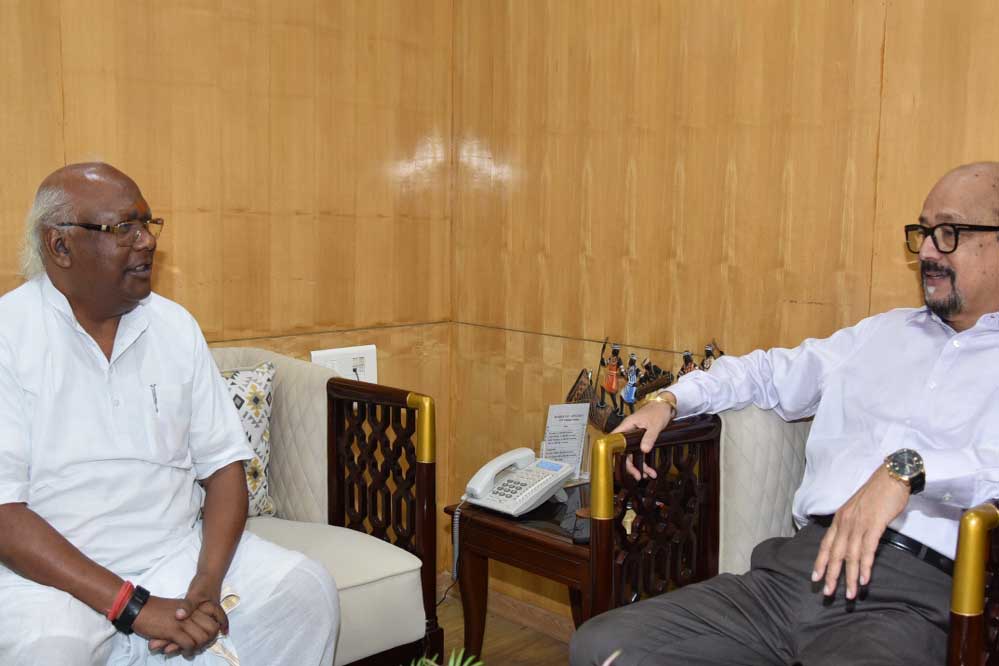 रायपुर : राज्यपाल श्री डेका से सरगुजा सांसद ने सौजन्य भेंट की रायपुर : राज्यपाल श्री डेका से सरगुजा सांसद ने सौजन्य भेंट की