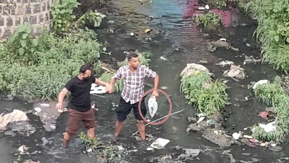 राजा हत्याकांड मामले में नया खुलासा सिलोम जेम्स ने लैपटॉप सहित अन्य सामान नाले में फेंका था, पुलिस ने ढूंढ निकाला राजा हत्याकांड मामले में नया खुलासा सिलोम जेम्स ने लैपटॉप सहित अन्य सामान नाले में फेंका था, पुलिस ने ढूंढ निकाला
