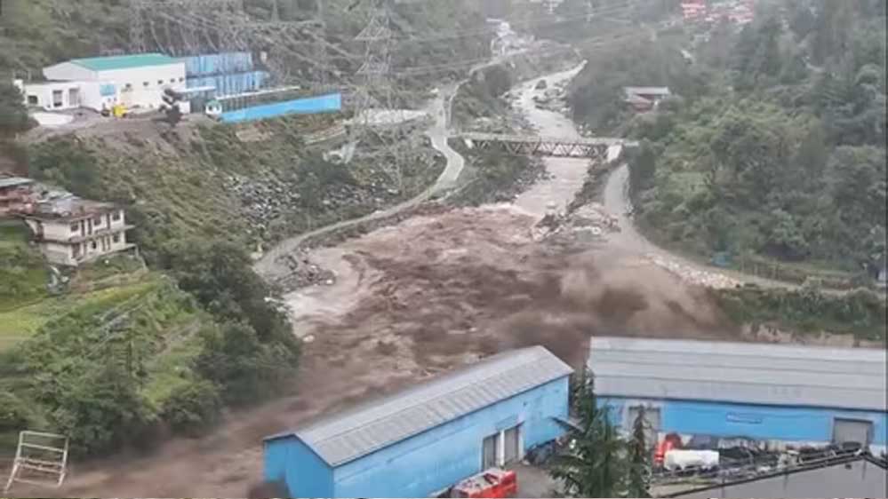 कुल्लू : सैंज घाटी में फटा बादल, सैलाब में बहते दिखे पेड़, नदी भी उफनाई,मंत्री-DC फंसे