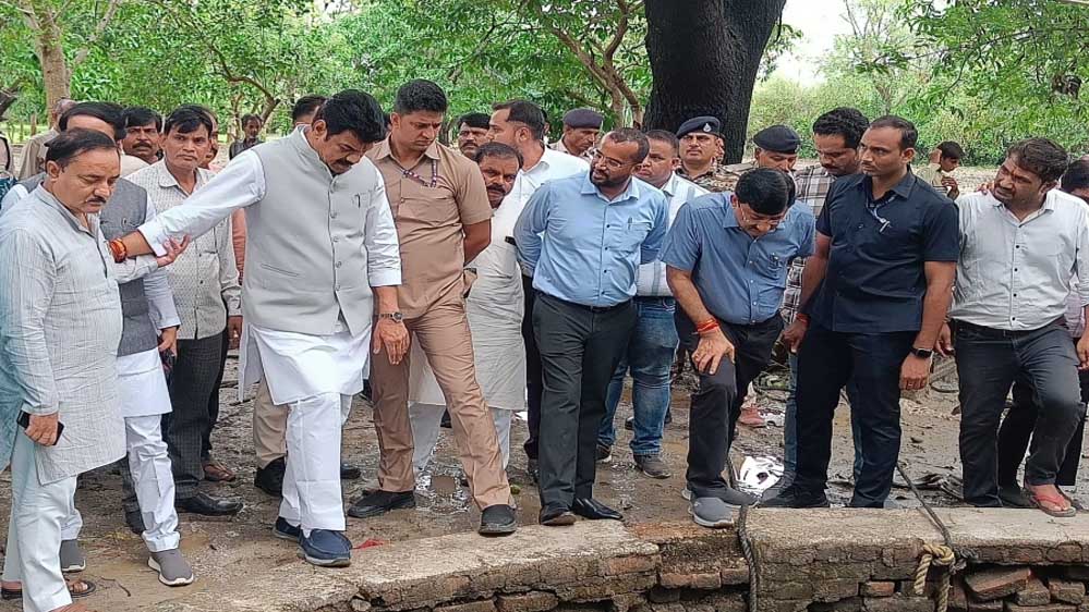 गुना में दुर्घटना स्थल पहुंचे प्रभारी मंत्री राजपूत,  मृतकों के परिजनों को 4-4 लाख की सहायता, घटना की जांच के आदेश गुना में दुर्घटना स्थल पहुंचे प्रभारी मंत्री राजपूत,  मृतकों के परिजनों को 4-4 लाख की सहायता, घटना की जांच के आदेश