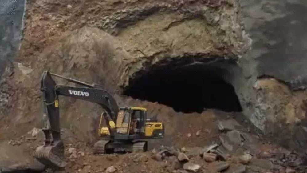 इंदौर-इच्छापुर नेशनल हाईवे पर निर्माणाधीन टनल का हिस्सा गिरा, 2 मजदूर की मौत, एक घायल