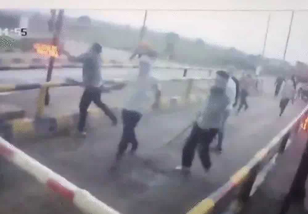 सतना :ओढ़की टोल प्लाजा पर 2 दर्जन नकाबपोश बदमाशों ने किया हमला, कर्मचारियों को दौड़ा-दौड़ाकर पीटा