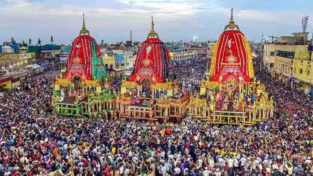 पुरी : जगन्नाथ रथ यात्रा शुरू, भोई राजवंश के मुखिया ने बुहारी सोने की झाड़ू