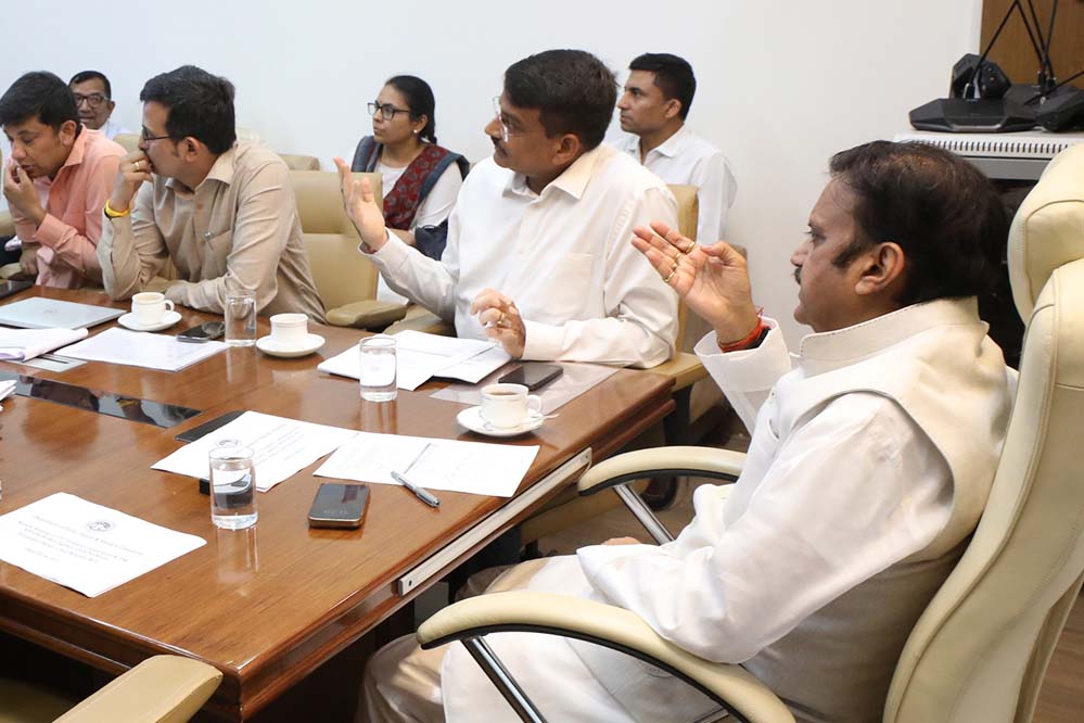 स्वास्थ्य योजनाओं के क्रियान्वयन में अग्रणी बनने के लिए हर स्तर पर समन्वय और सक्रियता अनिवार्य: उप मुख्यमंत्री शुक्ल स्वास्थ्य योजनाओं के क्रियान्वयन में अग्रणी बनने के लिए हर स्तर पर समन्वय और सक्रियता अनिवार्य: उप मुख्यमंत्री शुक्ल