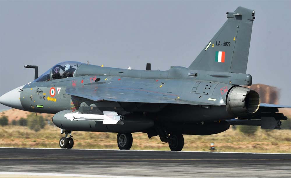 भारतीय वायुसेना को इसी महीने मिलने जा रहा पहला Tejas Mk1A, अब स्वदेशी फाइटर जेट से करेंगे Air Strikes भारतीय वायुसेना को इसी महीने मिलने जा रहा पहला Tejas Mk1A, अब स्वदेशी फाइटर जेट से करेंगे Air Strikes