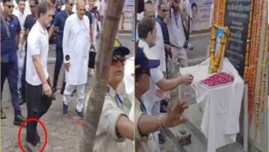 राहुल गांधी ने दादी इंदिरा गांधी की प्रतिमा पर फूल चढ़ाया और श्रद्धांजलि दी, लेकिन इस दौरान उन्होंने जूते नहीं उतारे